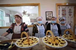 Masuk ke rumah suku Rusia disambut roti dan kue khas (dokpri)  