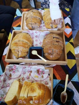 Roti buatan rumah tangga suku Rusia di jalan Liuxing menyambut pengujung yang mampir (dokpri)