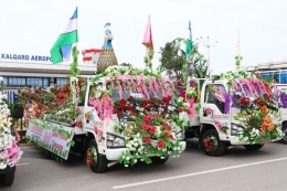 Pawai Mobil Bunga Membawa Bendera Uzbekistan