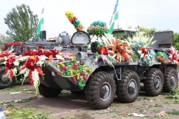 Kendaraan Militer Turut Meramaikan Festival Bunga