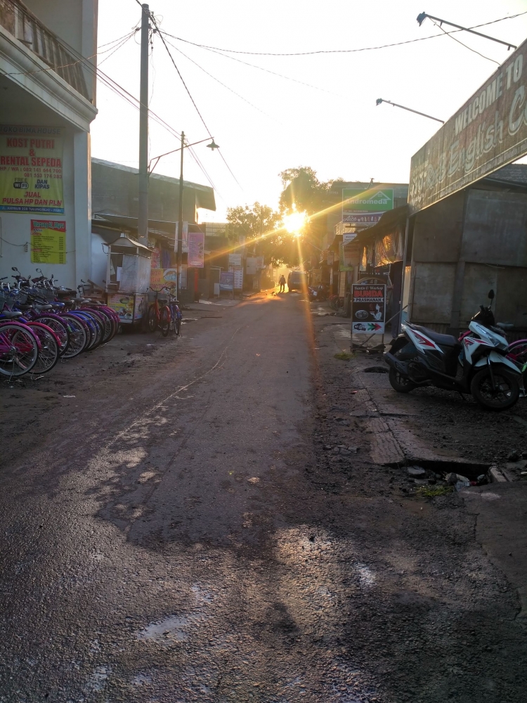 Jalanan perkampungan Pare Kediri Jawa Timur di pagi hari. Sumber: Dokpri