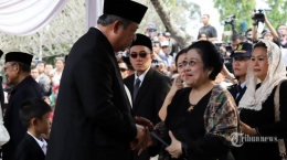 Pertemuan SBY dengan Megawati saat Ketum PDIP menghadiri upacara pemakaman istri SBY, Ani Yudhoyono, 1/6/2019 (tribunnews.com/ Irwan Rismawan).