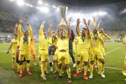 Villarreal merayakan gelar juara Liga Europa 2020/2021. (via marca.com)