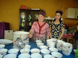 tuan rumah menyajikan teh susu untuk pengunjung (dokpri)