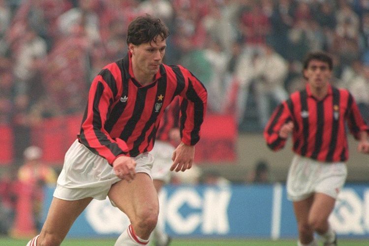 Marco van Basten kala bermain untuk AC Milan di Piala Toyota 1990 melawan Olimpia. AFP/TOSHIFUMI KITAMURA dipublikasikan kompas.com