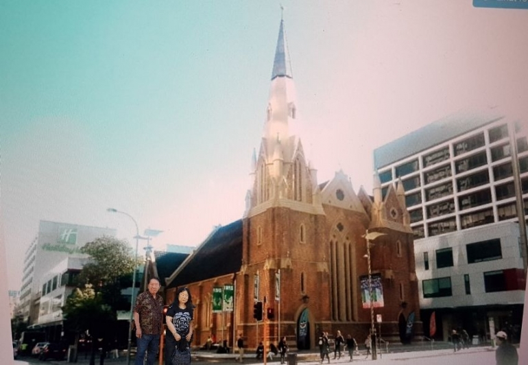 Berfoto didepan Gereja Ayam di Perth(dok pribadi)