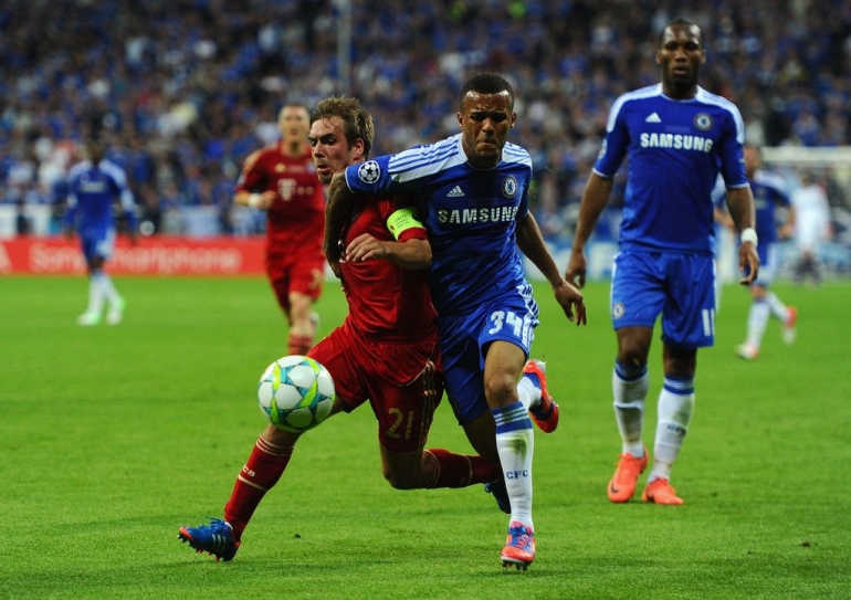 Apalah daya Philipp Lahm ketika dikawal Lord Bertrand (Getty Images Europe/Mike Hewitt)