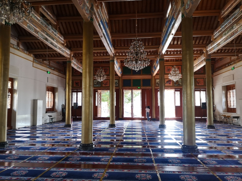 bagian dalam masjid agung