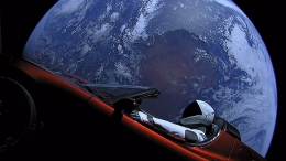Mobil listrik Tesla Roadster milik Elon Musk yang dikirim ke luar angkasa pada tahun 2018. Mobil tersebut lengkap dengan 