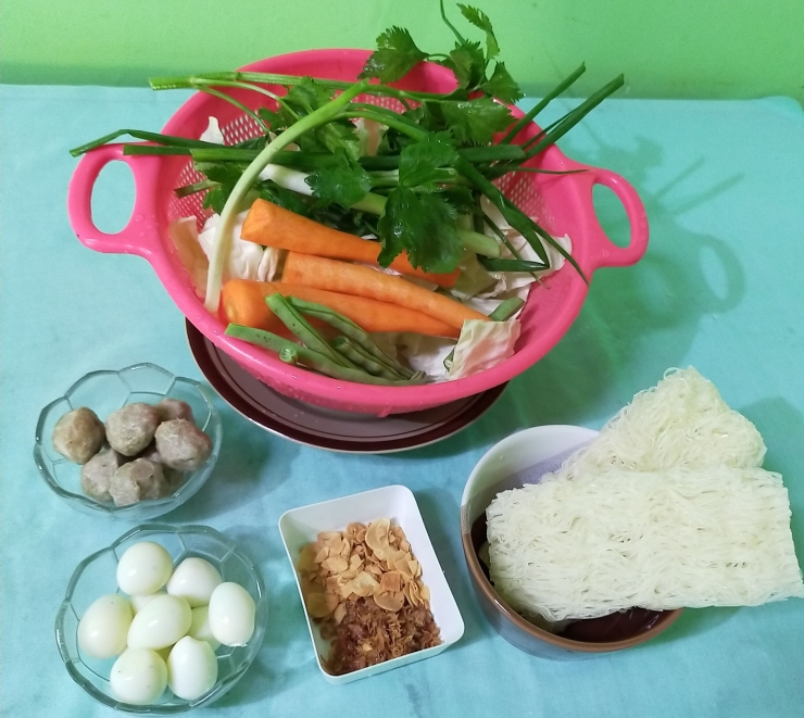 Bahan untuk sup bihun aneka sayuran | Foto: Siti Nazarotin