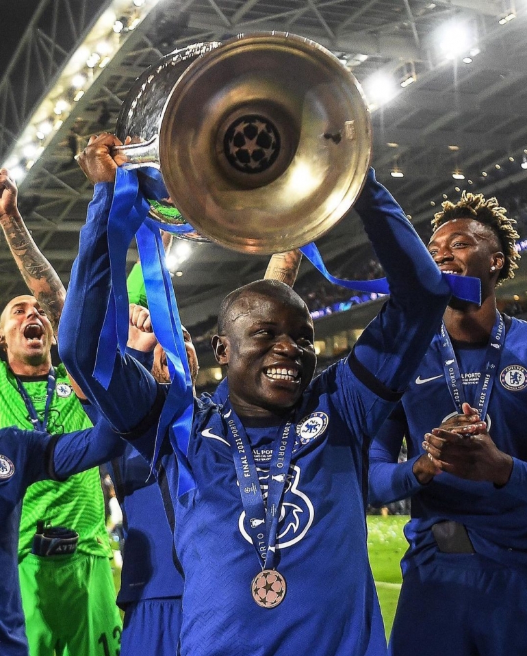 Kante bersama trofi Liga Champions //Instagram: @chelseafc//