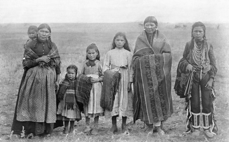 Keluarga Indian Kanada yang diaksa hidup di tempat penampungan khusus di era tahun 1890 an. Photo: Glenbow Archives, NA-682-3 