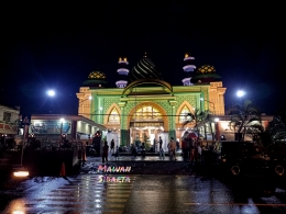 Masjid Al-Fattah, berada di seberang barat Alun-alun Mojokerto (Dokumentasi Mawan Sidarta) 