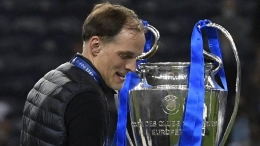 Thomas Tuchel dan trofi Liga Champions (sport.detik.com)