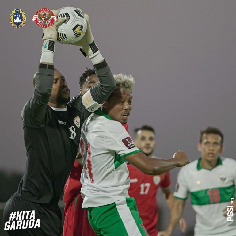 Duel udara penjaga gawang Oman dengan pemain Indonesia | Sumber: www.instagram.com/pssi