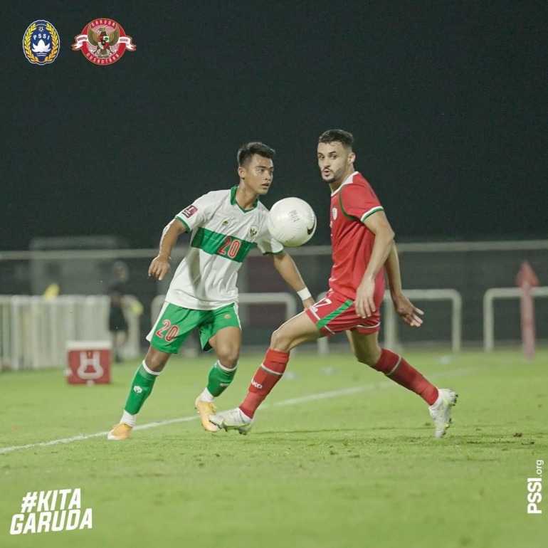 Aksi salah satu pemain timnas Indonesia (kiri) saat mencoba melewati pemain Oman (kanan) | Sumber: www.instagram.com/pssi