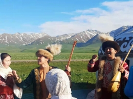 Pertujungan menari dan menyanyi suku Kazak (Dokumentasi pribadi) 