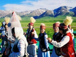 Pertunjukan menari dan menyanyi suku Kazakh (Dokumentasi pribadi) 