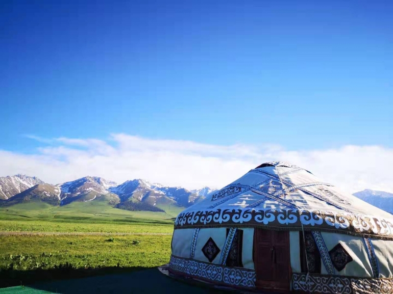 Rumah khas suku Kazak di padang rumput Nalati, Xinjiang (Dokumentasi pribadi) 