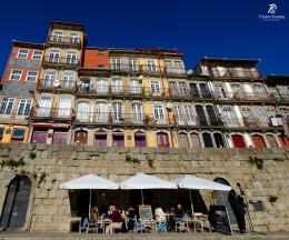 Rumah susun penuh warna di kawasan kota tua Porto | Sumber: koleksi pribadi
