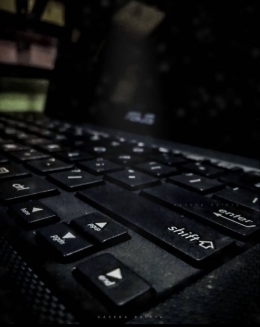 Komputer jinjing sebagai alat pendukung kegiatan menulis. (Sumber: Dokumentasi pribadi/Foto oleh Kazena Krista)