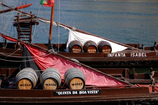 Wine barrel di atas kapal kayu Barco Rabelo | Sumber: Yellow Cat/ wikimedia