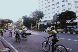 Para pesepeda berjajar rapi melintas di jalan protokol Surabaya. - Dokumentasi Pribadi