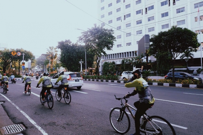Para pesepeda berjajar rapi melintas di jalan protokol Surabaya. - Dokumentasi Pribadi