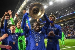 N'Golo Kante dan skuat Chelsea saat mengangkat trofi juara Liga Champions setelah mengandaskan Manchester City / kompas.com