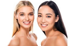 Gambar wanita Eropa dan Asia yang sedang tersenyum (dok: lightfieldstudios.net)