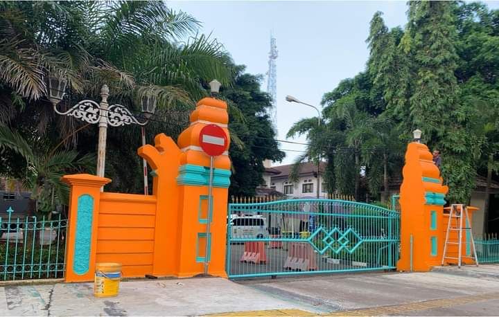Pintu gerbang kantor Wali Kota Cilegon (foto Berita Banten Online) 
