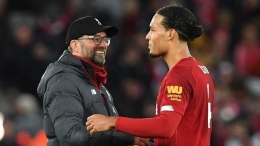 Juergen Klopp dan bek tengah Virgil van Dijk yang harus absen selama kompetisi Premier League karena cedera (Foto Skysports)