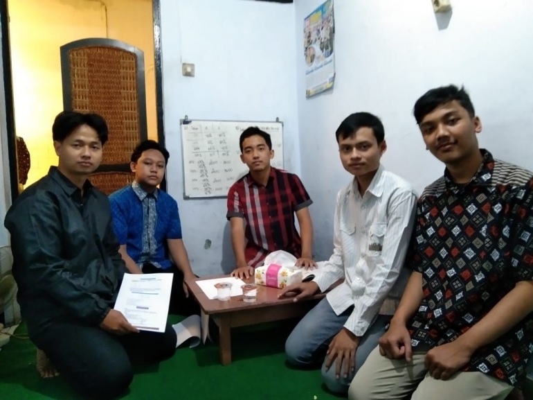 4 Mahasiswa Universitas Negeri Malang mengadakan program bimbingan belajar gratis kepada siswa SMP dan SMA / dokpri