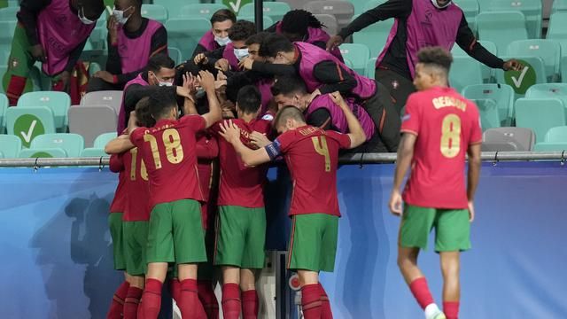 Pemain Portugal U21 merayakan gol ke gawang Italia U21. (via AP Photo)