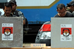 Ilustrasi pemungutan suara: Warga memberikan suara saat simulasi pemungutan suara di TPS Kecamatan Tanah Abang, Jakarta Pusat, Senin (3/3/2013). (TRIBUNNEWS/HERUDIN )