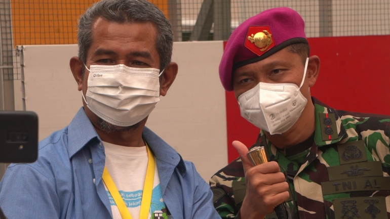 Saya dan Letnan Kolonel Laut M. Arifin. Selaku Kepala Humas RSDC Wisma Atlet Kemayoran, ia meng-update lonjakan pasien tersebut bukan untuk menakuti-nakuti. Tapi, agar kita semua lebih menaati protokol Kesehatan, untuk memutus rantai penyebaran Covid-19. Foto: Didik Wiratno