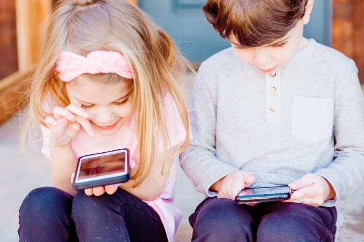 Biarkan anak-anak menguasai keterampilan dasar interaksi sosial tatap muka sebelum terjun ke jejaring sosial (Unsplash/McKaela Taylor)