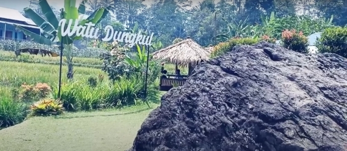 Penampakan batu menunduk yang konon jelmaan kerbau sakti