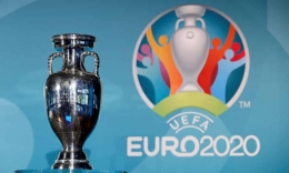 Trofi Piala Eropa untuk kompetisi Euro 2020 (Foto: The Guardian).