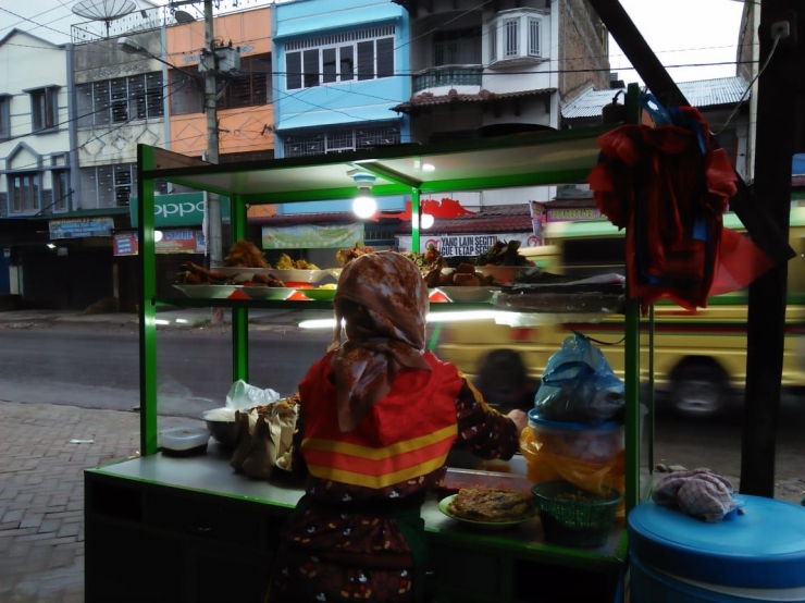 Potret Realitas Pagi dari Balik Kaca Gerobak Penjual Sarapan Pagi (Dokpri)