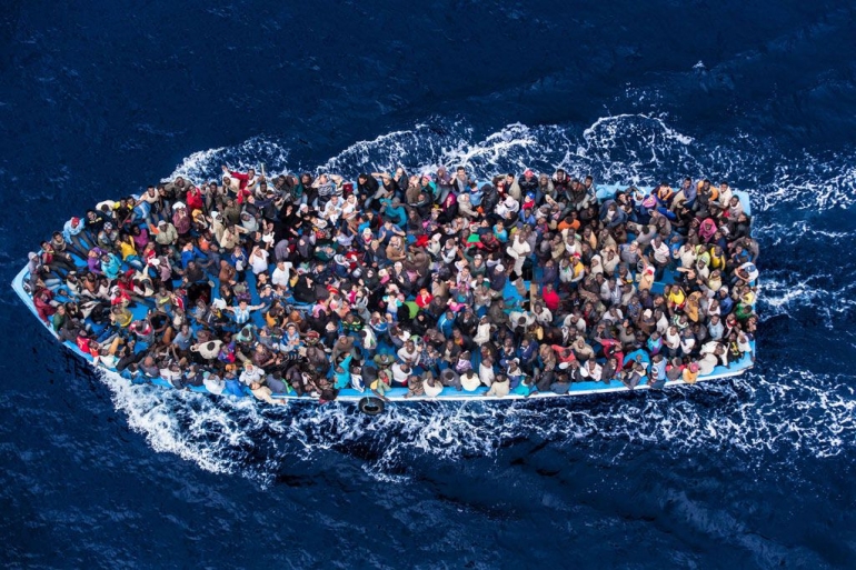 Para pengungsi berdesak-desakan di tengah kapal kayu di tengah lautan | Foto diambil dari Perserikatan Bangsa-Bangsa (https://refugeesmigrants.un.org/)