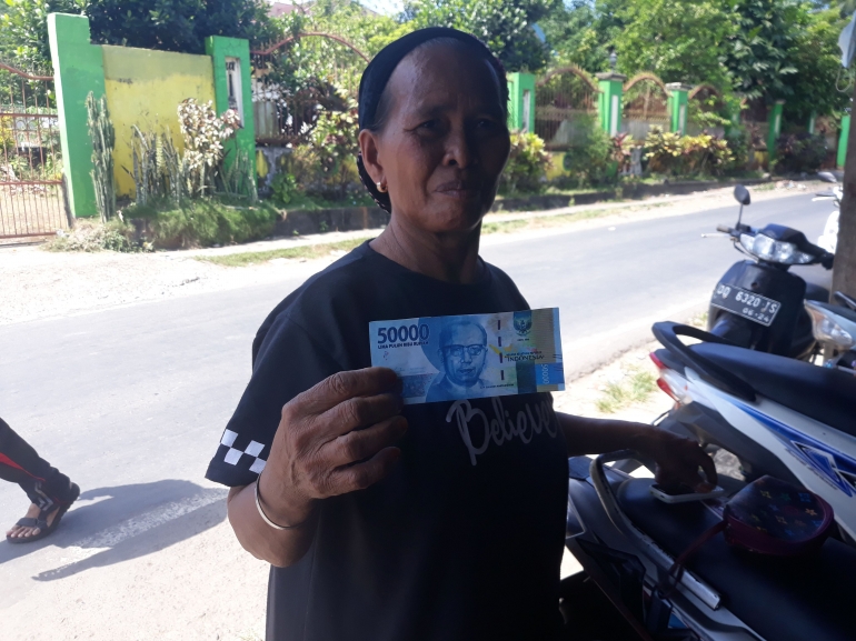 H. Mantang (55) seorang Ibu yang kesehariannya sebagai pedagang toko kelontongan di Jalan Goa Ria Kelurahan Laikang Kota Makassar, tertipu uang pecaha