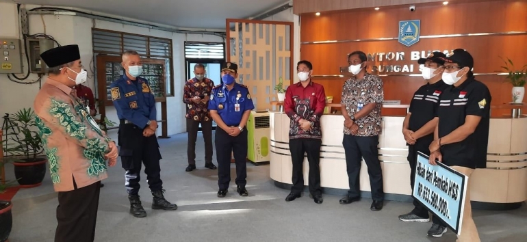 Bupati HSS H Achmad Fikry berbincang dengan Kerukunan BPK usai penyaluran hibah di Sekretariat Daerah HSS. (foto : kominfo hss)