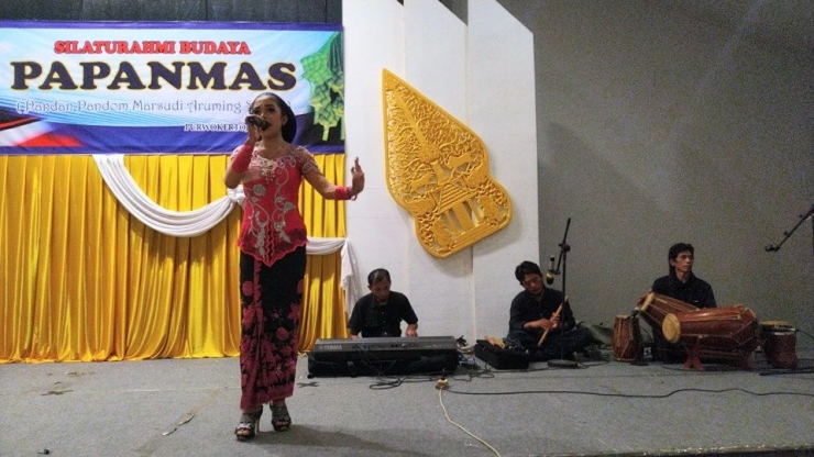 Seorang penyanyi memeriahkan acara silaturahmi budaya yang diadakan Yayasan Papanmas (2 Juni 2021) | Dokpri
