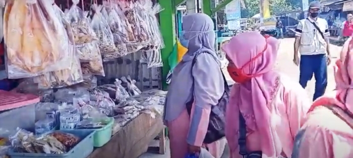 Pengunjung menikmati Belanja di Pasar Ikan Jetis-dokpri