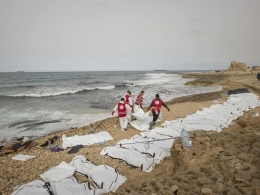 Jenazah 74 pengungsi yang menuju Italia melewati Laut Mediterania terdampar di pantai Libya (21/2/17) | Foto diambil dari Independent/IRFC (https://www.independent.co.uk/)