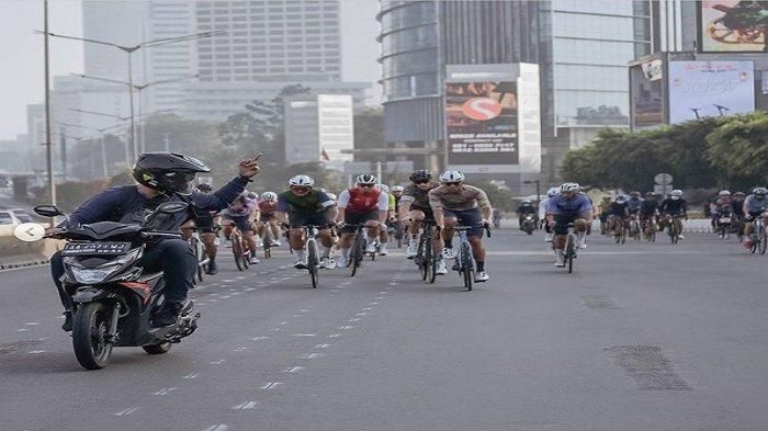 Pemotor mengacungkan jari tengah kepada konvoi pesepeda di Jalan Sudirman Jakarta (Foto: tribunnews.com/instagram@goshow.cc)
