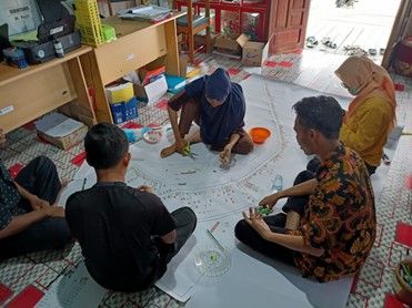 TIM UM Bersama Aparat Desa Hambuku Hulu Sedang Membuat Peta Sosial Desa