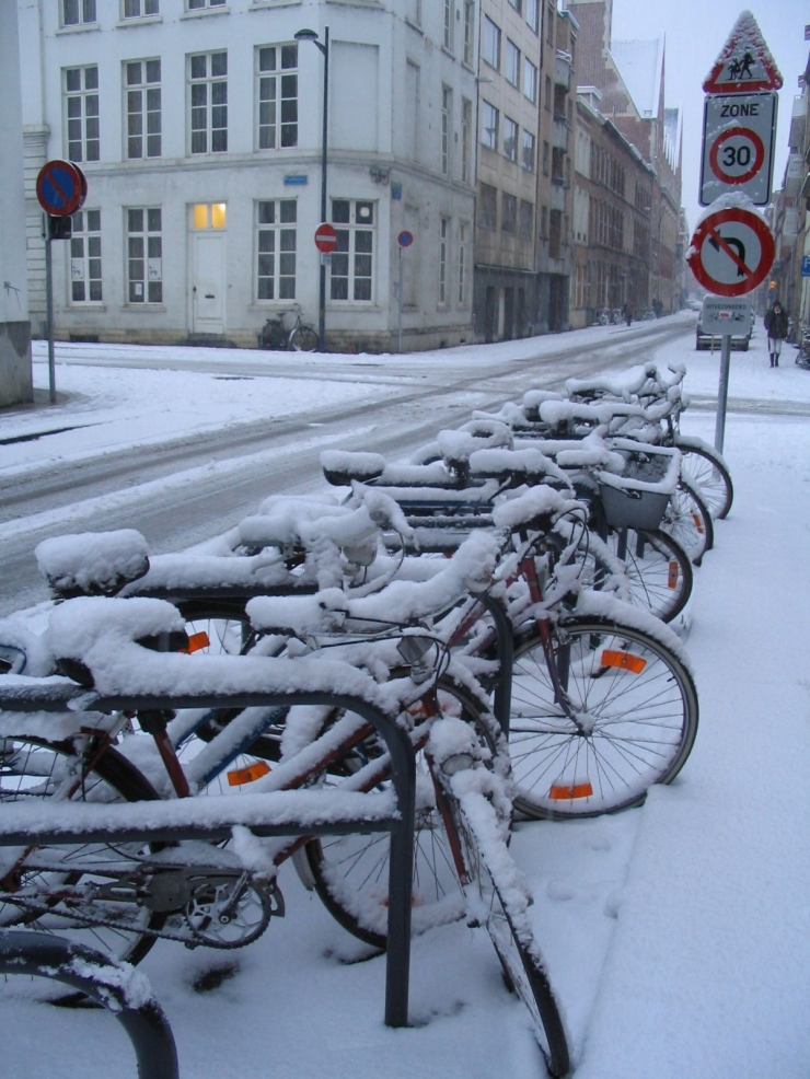 Sepeda jengki sederhana para pelajar di Belgia terparkir di tepi jalan di suatu pagi musim dingin (Dok.pri)