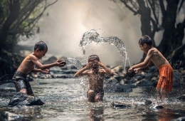 Ilustrasi anak-anak bermain di sungai (sumber gambar: pixabay.com)